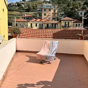 Bed & Breakfast Cheerful Room, Sharing Kitchen In A Cosy Family Art House, Ideal For One Person Or Couple, Sanremo